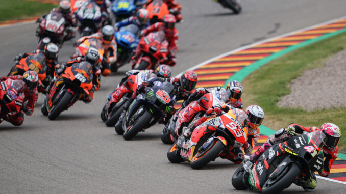 Aleix_Espargaró_leads_the_pack_2021_Sachsenring